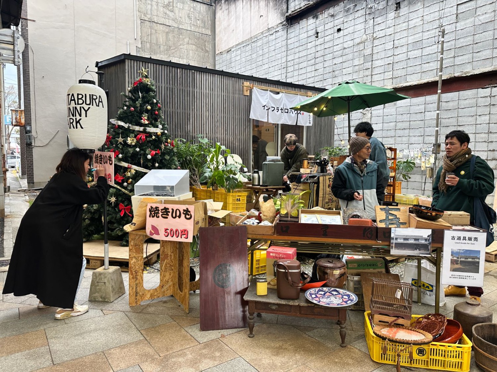 マーケット会場。「古道具販売」の看板を掲げた机に、器や雑貨が並んでいる