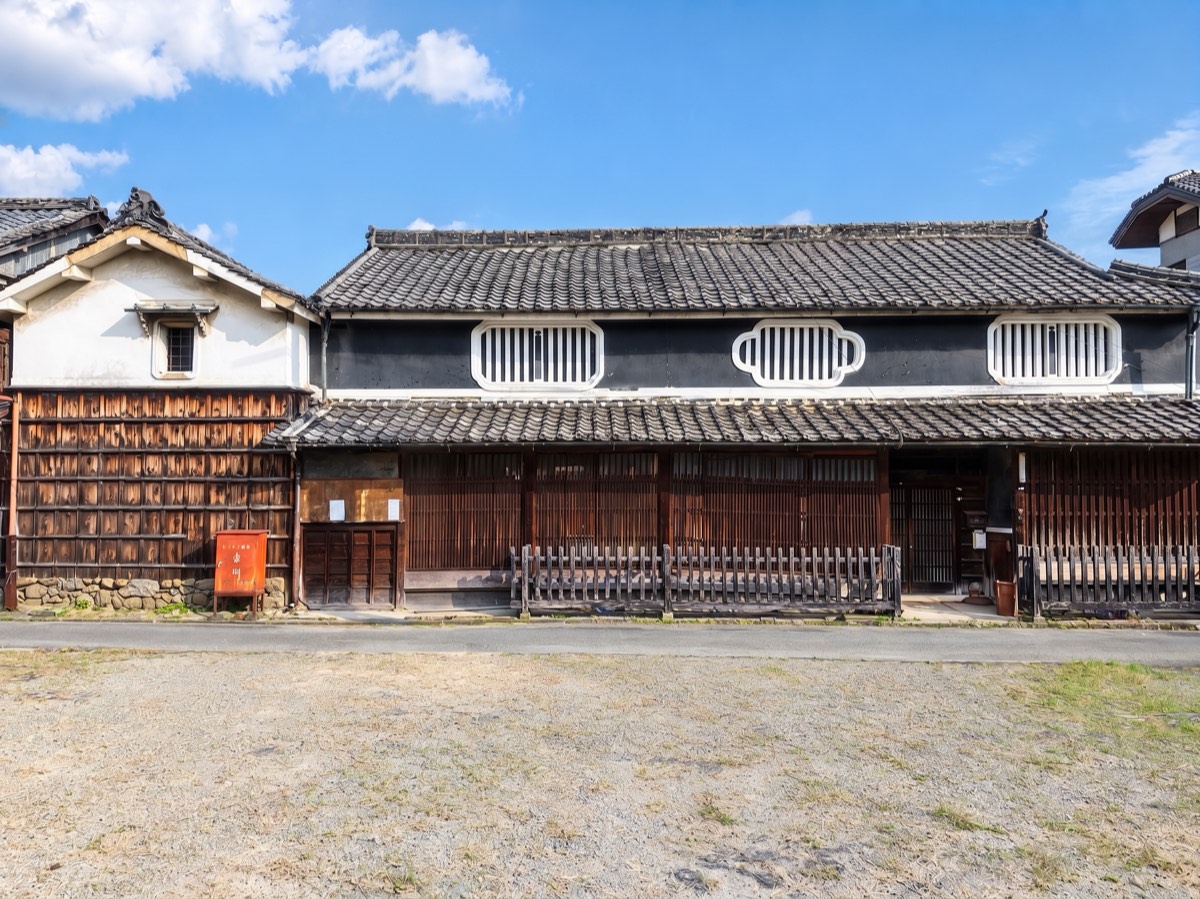 黒漆喰の虫籠窓と格子戸が続く、古い商家の町並み