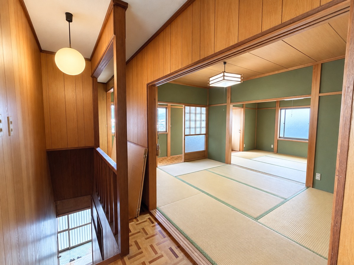 木の建具と畳の間が続く、改修後の宿泊施設の内観